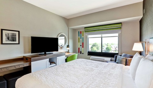 Signature Room, 1 King Bed, Refrigerator