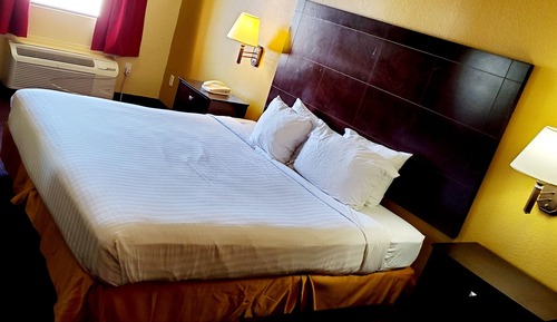 Room, 1 King Bed, Smoking