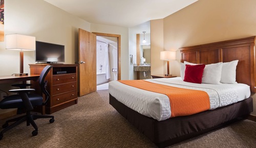 Suite, 1 Queen Bed, Accessible, Poolside