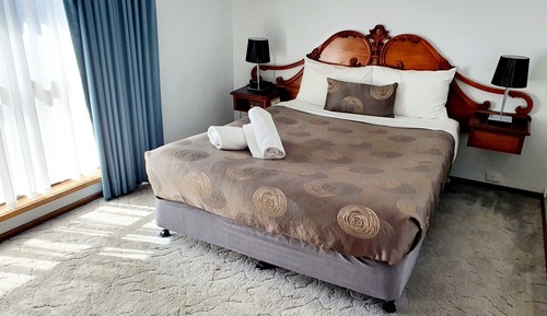 Queen Spa + Lounge Room