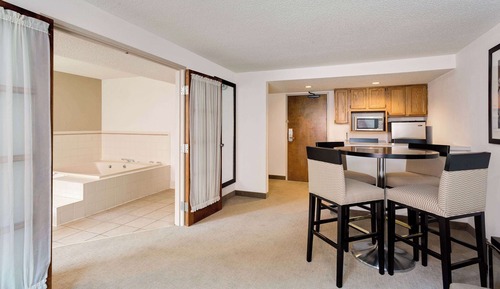 Suite, 1 Queen Bed