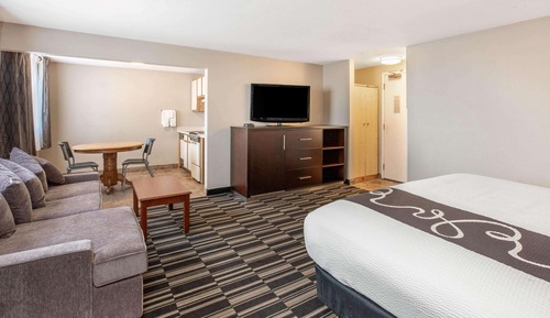 Deluxe Studio Suite, 1 King Bed, Non Smoking