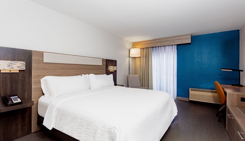 Suite, 1 Queen Bed, Accessible (Communications, Mobil, Roll-In Shower)
