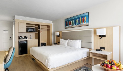 Deluxe Room, 1 King Bed, Partial Ocean View