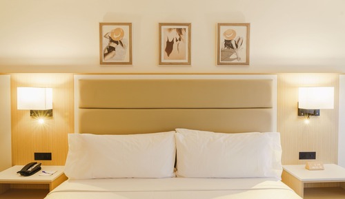 Premium Room, 1 King Bed, Partial Ocean View