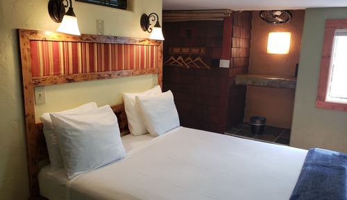 Standard Room, 1 Queen Bed (Chalet Kilauea Hotel)