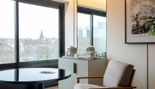 Superior Room, 1 King Bed, Non Smoking, Pool Access