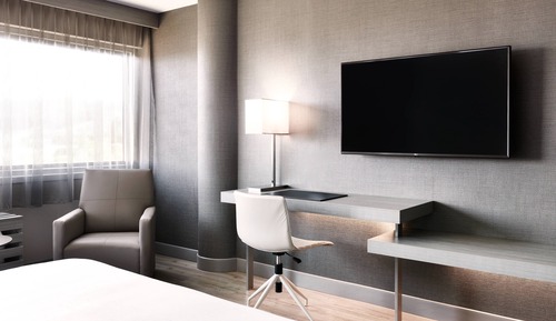 Room, 1 King Bed, Non Smoking, Corner (Mobility Accessible, Roll-in Shower)