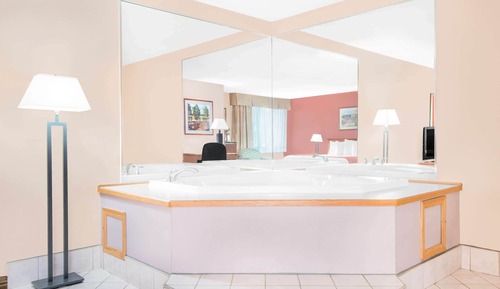 Deluxe Studio Suite, 1 King Bed, Non Smoking