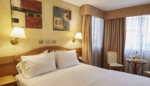 Standard Room, 1 Queen Bed