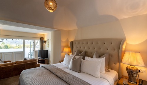 Lake Suite with Hot Tub (Adults Only)