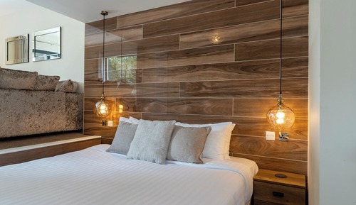 Exterior Suite with Hot Tub (Adults Only)