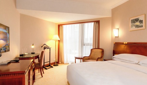 Deluxe Room 1 King Bed, City View