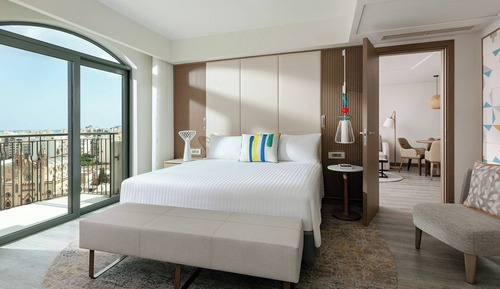 Club Suite, 1 King Bed with Sofa bed, Non Smoking (Med Suite)