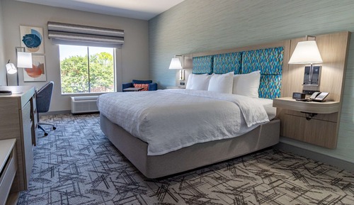 Room, 1 King Bed, Non Smoking (Drinks & Snacks)