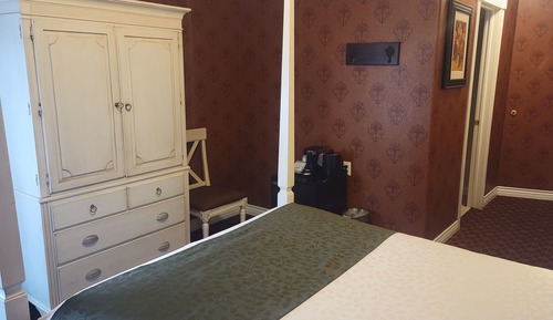 Standard Queen Room (No Pets Allowed)
