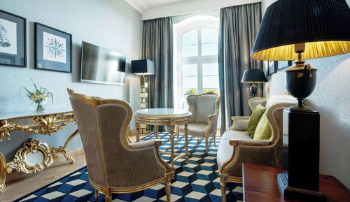 Suite, Multiple Beds, Terrace