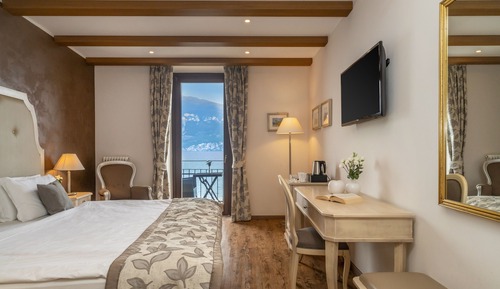 Premier Double Room, 1 Bedroom, Refrigerator, Lakeside