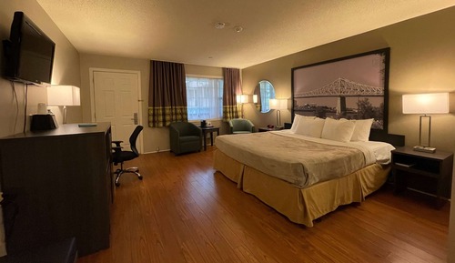 Deluxe Room, 1 King Bed, Non Smoking, Pool View