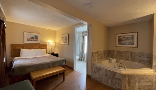 Suite, 1 Queen Bed, Non Smoking (Cottage)