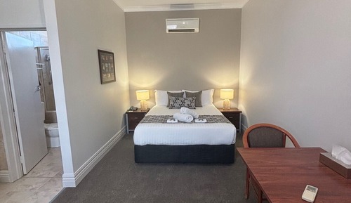Superior Studio, 1 Queen Bed, Non Smoking, Kitchenette