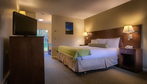 Superior Room, 1 King Bed, Patio