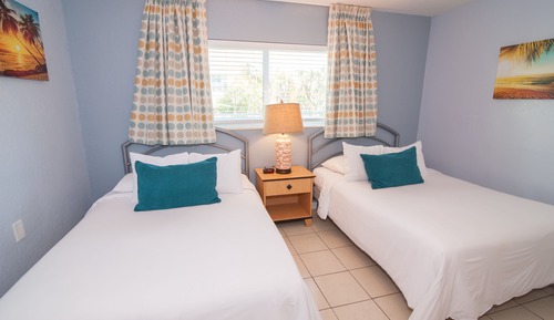 Deluxe 1-Bedroom Two Queen Bed w/ Kitchen & Sofa Bed