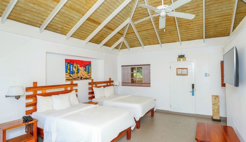 1.1 Standard Room, 1 King Bed, Courtyard Area