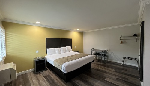 Room, 1 King Bed, Smoking
