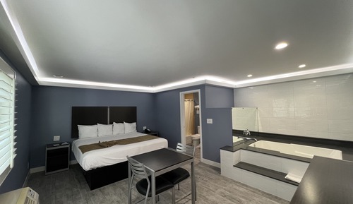 Deluxe Room, 1 King Bed, Non Smoking, Jetted Tub