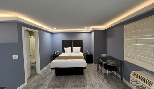Deluxe Room, 1 Queen Bed, Smoking, Jetted Tub
