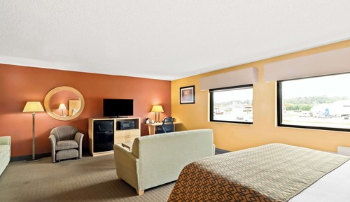 Standard Room, 1 King Bed, Non Smoking, Refrigerator & Microwave (Oversized Room)