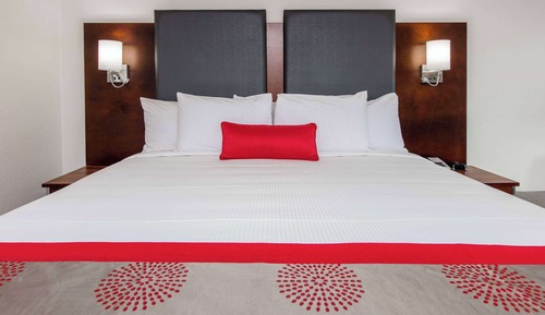 Room, 1 King Bed, Accessible, Non Smoking (Hearing, Mobility Bathtub w/Grab Bars)