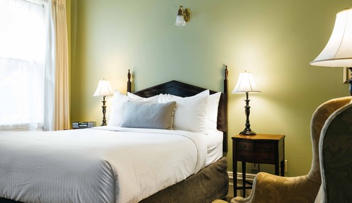 Petite Room – One Double Bed
