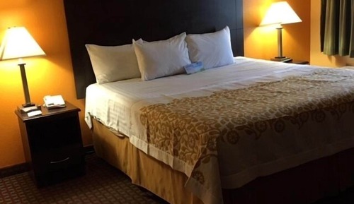 Room, 1 King Bed, Accessible, Non Smoking (Roll-In Shower)