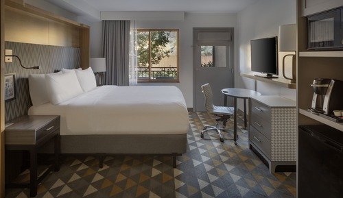Room, 1 King Bed, Pool Access, Courtyard View