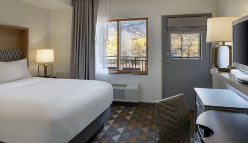 Standard Room, 1 King Bed, Courtyard View
