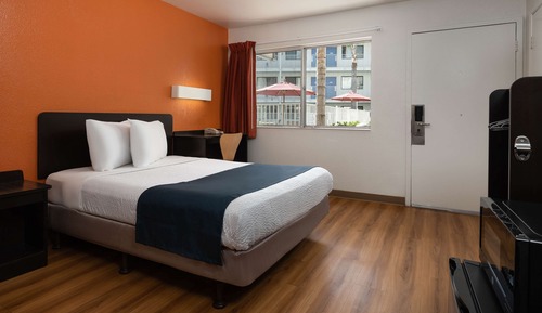 Deluxe Room, 1 Queen Bed, Accessible, Non Smoking