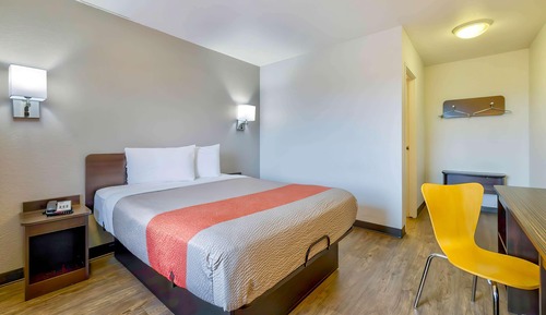 Deluxe Room, 1 Queen Bed, Non Smoking, Refrigerator & Microwave