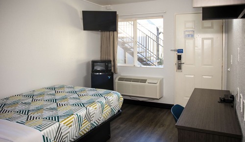 Deluxe Room, 1 Queen Bed, Non Smoking, Refrigerator & Microwave