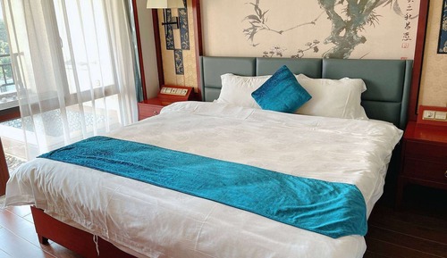 Deluxe Suite, 1 King Bed, Non Smoking, Garden View