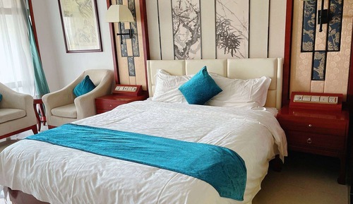 Standard Room, 1 King Bed, Non Smoking, Garden View