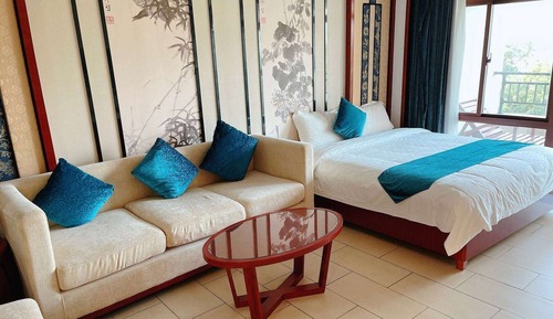 Family Suite, Multiple Beds, Non Smoking, Mountain View