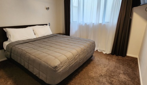 Basic Suite, 1 Queen Bed, Roll-in Shower, Non Smoking