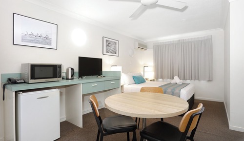 Motel Room (1 Queen Bed + 1 Single Bed)