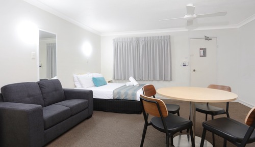 Motel Room (1 Queen Bed + 1 Double Bed)