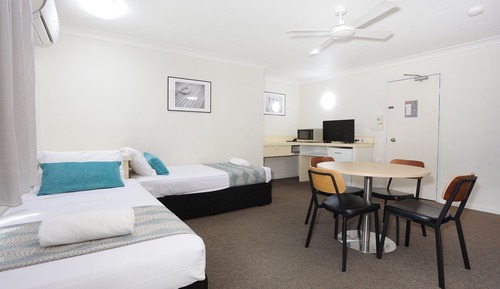 Motel Room (1 Queen Bed + 2 Single Beds)