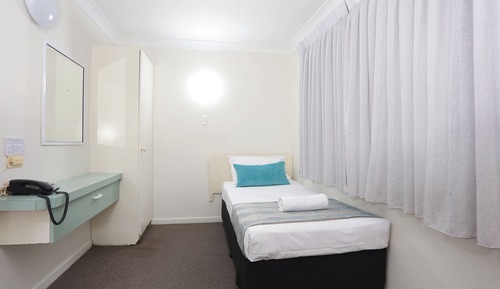 Motel Room (1 Double Bed + 2 Single Beds)
