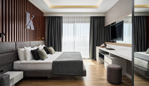 DELUXE FAMILY ROOM
