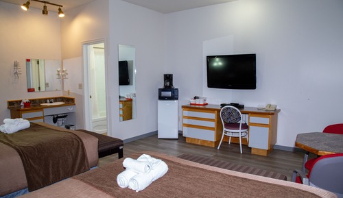 Studio, 2 Queen Beds (located on 2nd level)